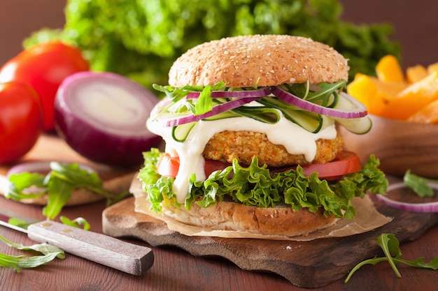 Gemüse-karotten-hafer-burger mit gurke, zwiebel und tomate | Premium-Foto