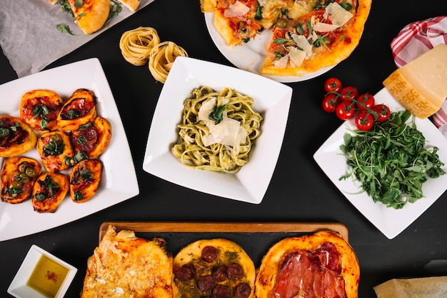 Gemüse und pizza in der nähe von pasta Kostenlose Foto