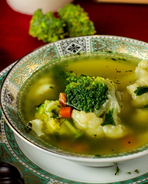 Gemüsesuppe mit karottenbrokkoli und blumenkohl | Kostenlose Foto