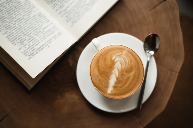 Geoffnetes Buch Und Eine Tasse Kaffee Auf Holztisch Premium Foto