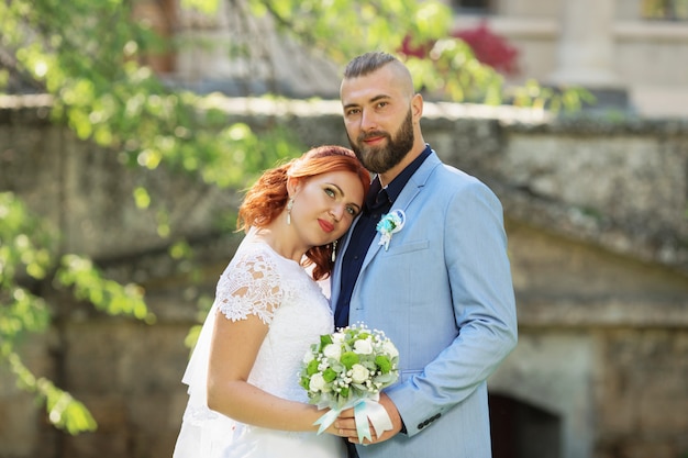 Gerade Verheiratet Liebendes Hipster Paar In Hochzeitskleid Und Anzug Im Park Premium Foto