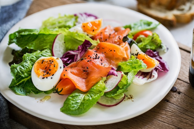 Geräucherter lachs mit gekochten eiern salat von etwas brot | Premium-Foto