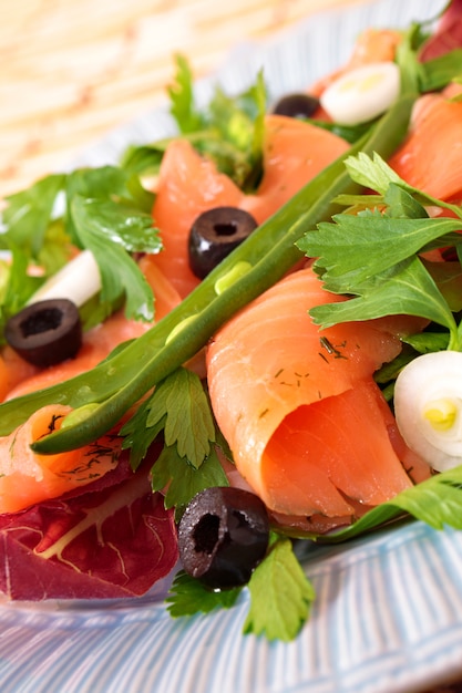 Geräucherter lachs-salat mit bohnen nahaufnahme | Kostenlose Foto