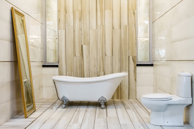 Geräumiges und helles modernes badezimmer mit weißen fliesen | Premium-Foto