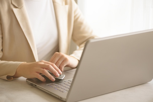 Geschäft, fernarbeit, schließen immer, online-banking, on-line-einkaufskonzept an. freiberuflich tätige frau, die zu hause laptop-computer für fernjob verwendet. Premium Fotos