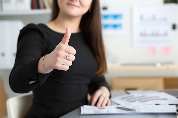 Geschaftsfrau Zeigt Daumen Oben Sitzend An Ihrer Buronahaufnahme Perfektes Waren Oder Servicequalitatskonzept Zufriedener Kunde Okay Symbol Premium Foto