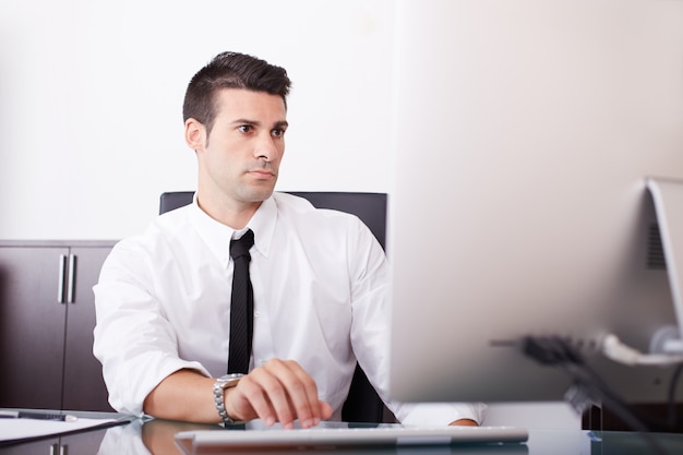 Geschäftsmann, arbeiten im büro Premium Fotos