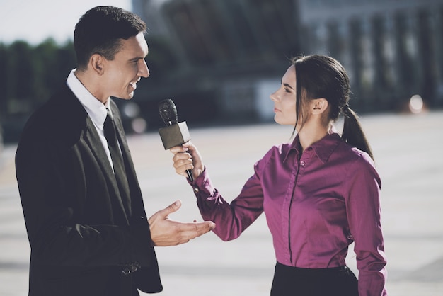 Geschäftsmann, der einer frau ein interview gibt Premium Fotos