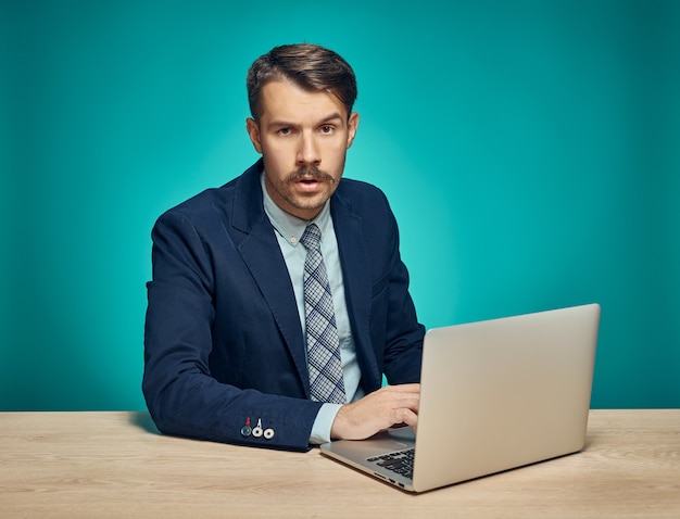 Geschaftsmann Mit Laptop Im Buro Kostenlose Foto