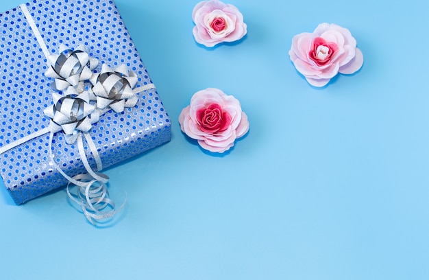 Kostenlose Foto Geschenkbox In Blauem Papier Auf Blau Verpackt Valentinstag Feiertag Und Geschenke