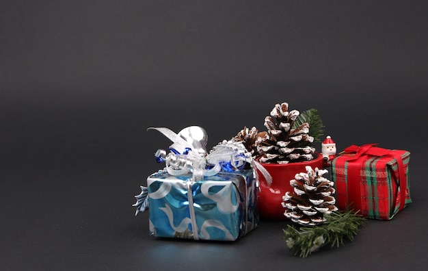 Geschenke und dekorationen am weihnachtsabend mit schwarzem hintergrund. Premium Fotos