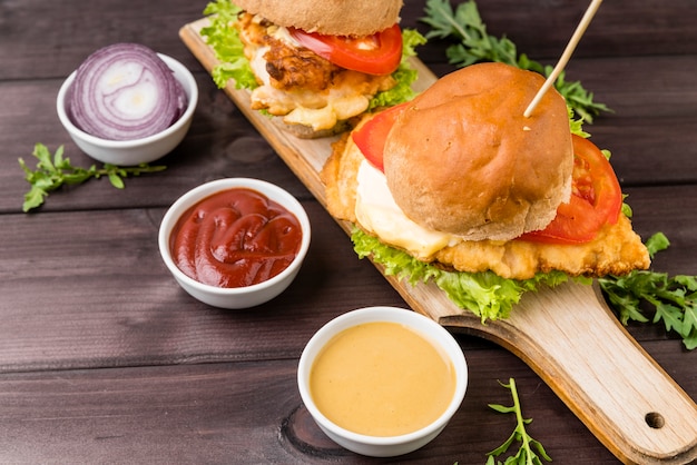 Geschmackvoller burger der nahaufnahme mit soße Kostenlose Fotos