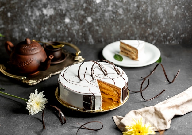 Geschnittener weißer glasierter kuchen, verziert mit ...