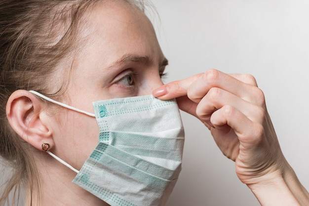 Gesicht Der Frau In Der Medizinischen Maske Madchen Druckt Schutzmaske Zur Nase Schutz Vor Influenzaviren Premium Foto