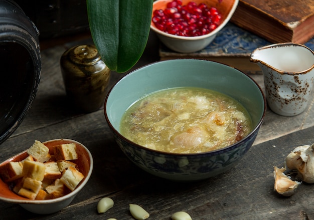 Gesunde hühnersuppe serviert mit brotcrackern bild | Kostenlose Foto