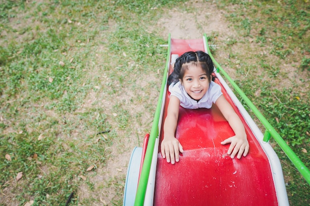 Gesunde kleine kinder spielen im hinterhof Premium Fotos