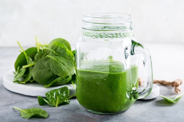 Gesunder grüner smoothie mit spinat im glasgefäß | Premium-Foto