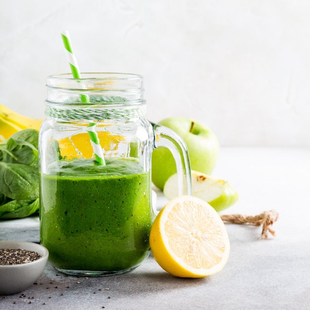Gesunder grüner smoothie mit spinat im glasgefäß | Premium-Foto