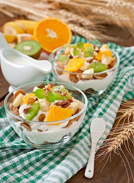 Gesunder nachtisch mit müsli und frucht in einer glasschüssel auf dem ...