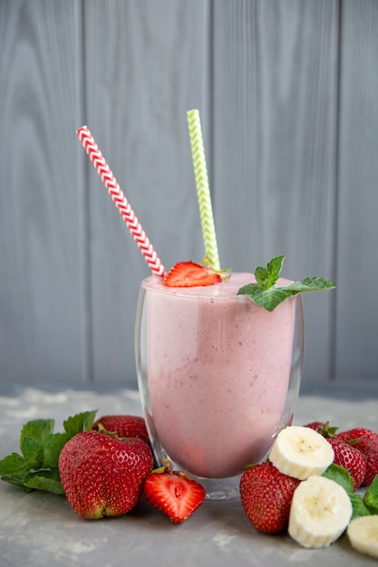 Gesunder smoothie mit erdbeeren und bananen und frischen erdbeeren in ...