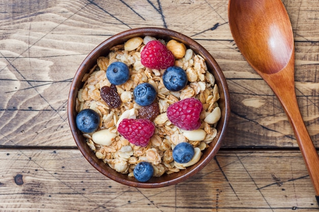 Gesundes frühstück. frisches müsli, müsli mit joghurt und beeren auf ...