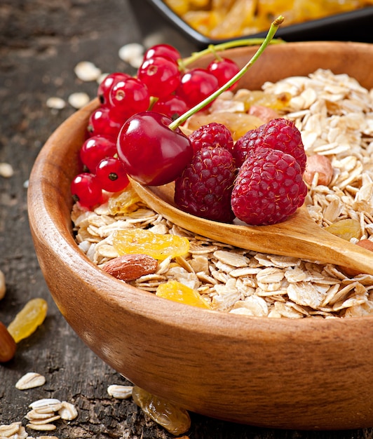 Gesundes frühstück - haferflocken und beeren | Kostenlose Foto