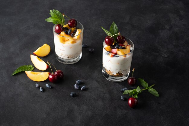 Gesundes frühstück in einem glas mit frischen früchten