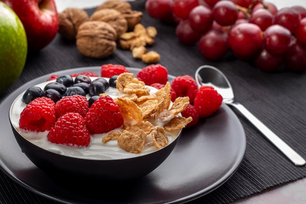 Gesundes frühstück in einer schüssel mit joghurt, beeren und müsli ...