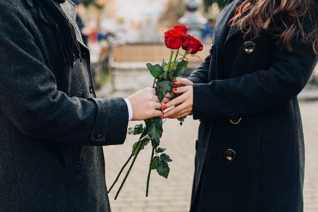 Getreide Mann Der Der Freundin Blumen Gibt Kostenlose Foto