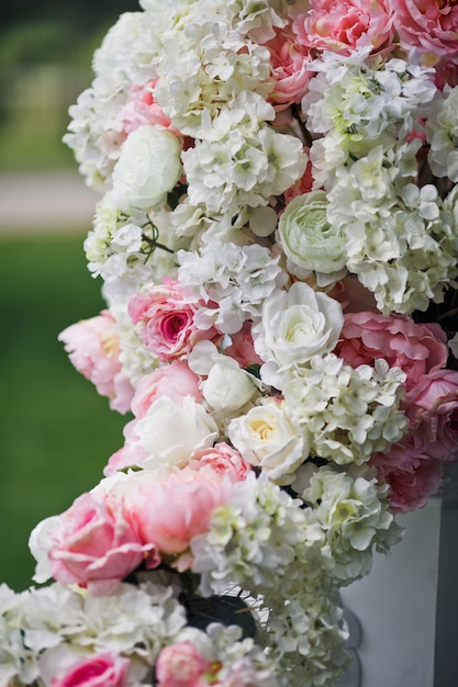 Girlande Aus Rosa Und Weissen Rosen Und Pfingstrosen Kostenlose Foto