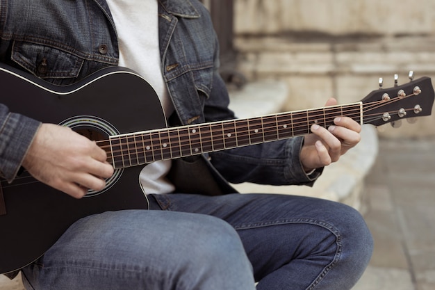Gitarrenmusik im freien Kostenlose Fotos