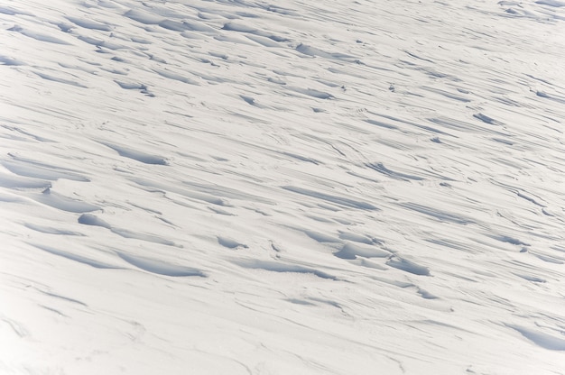 Glänzende weiße schneedecke im berg Premium Fotos