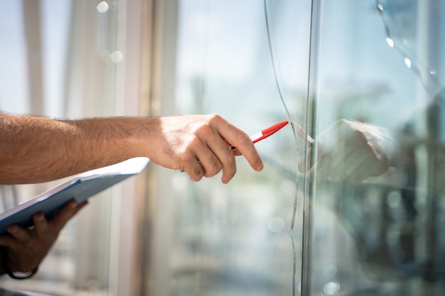 Glas Aus Einem Haus Durch Einen Unfall Gebrochen Mann Uberpruft Um Zu Reparieren Kostenlose Foto