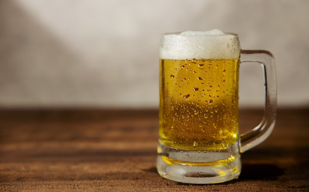 Glas bier auf dem tisch. bier trinken zu hause oder cafe