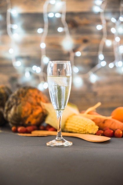 Glas champagner auf tabelle mit gemüse Kostenlose Foto