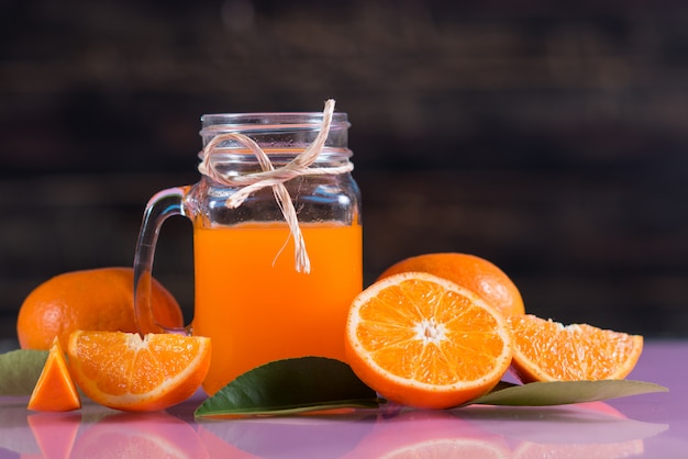 Glas frischer orangensaft mit orangenscheibe | Kostenlose Foto