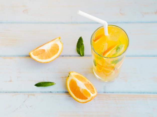 Glas gefrorener orangensaft mit scheiben und stroh Kostenlose Fotos