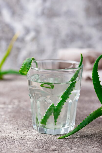 Glas gesundes aloe veragetränk PremiumFoto