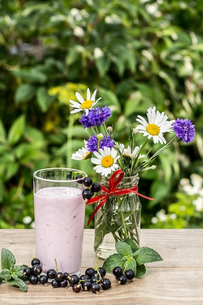 Glas köstlicher johannisbeerjoghurt mit frischen beeren