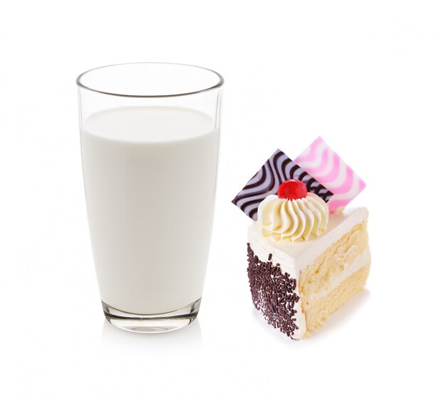 Glas milch mit fantastischem kuchen getrennt auf weiß