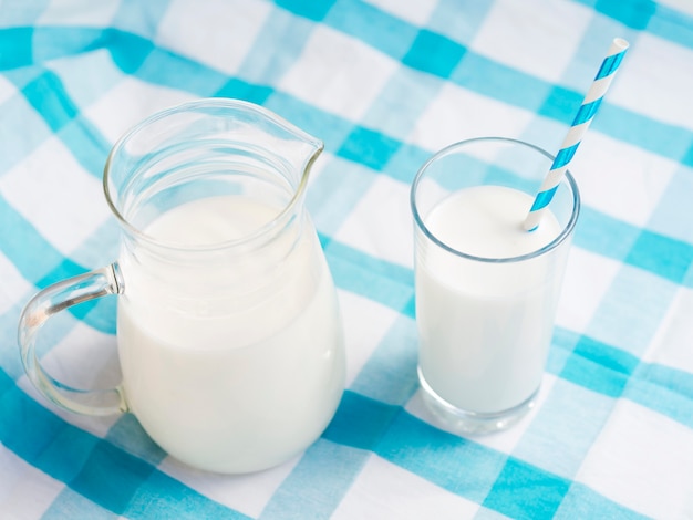 Glas milch mit stroh und glas Kostenlose Foto