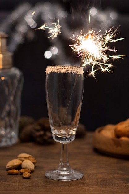 Glas mit champagner und feuerwerk | Kostenlose Foto