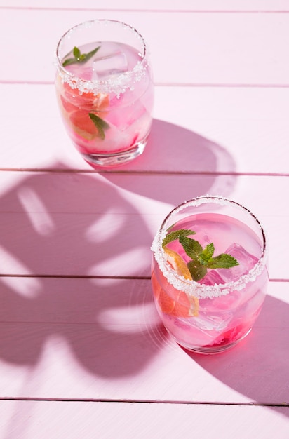 Glas mit kaltem erdbeergetränk auf dem tisch | Kostenlose Foto