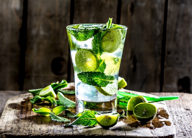 Glas Mohito Cocktail Oder Limonade Mit Limette Und Minze Premium Foto