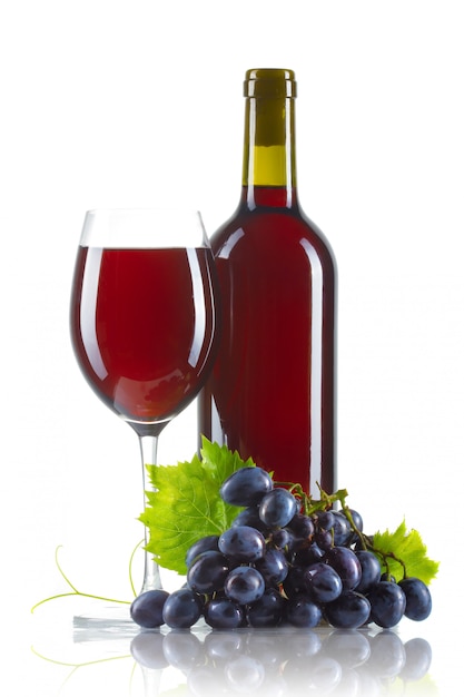 Glas rotwein mit der flasche und reifen trauben