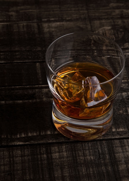  Glas  whisky mit eisw rfeln auf draufsicht des 