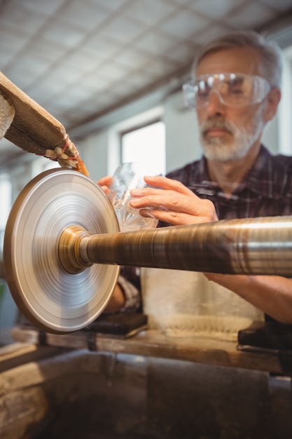 Glasbläser polieren und schleifen ein glas Kostenlose Foto