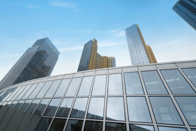Glaszwischenwand des wolkenkratzers im finanzzentrum Premium Fotos