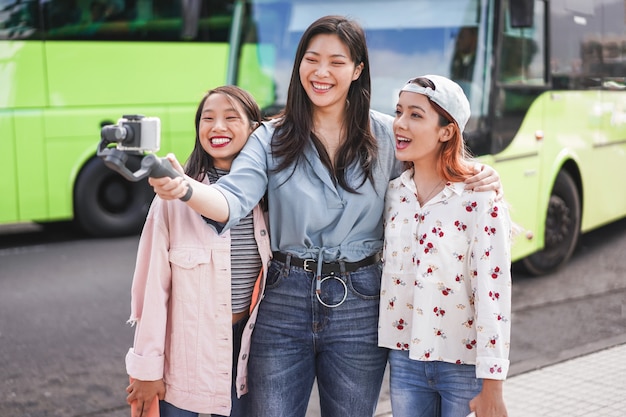 Gluckliche Asiatische Frauen Die Video Am Stadtbusbahnhof Machen Premium Foto