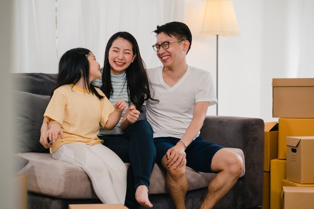 Gluckliche Asiatische Junge Familienhausbesitzer Kauften Neues Haus Die Japanische Mutter Der Vati Und Die Tochter Die